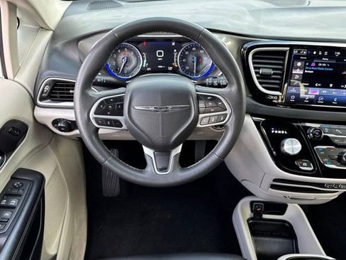Used 2023 Chrysler Pacifica Touring-L image 16