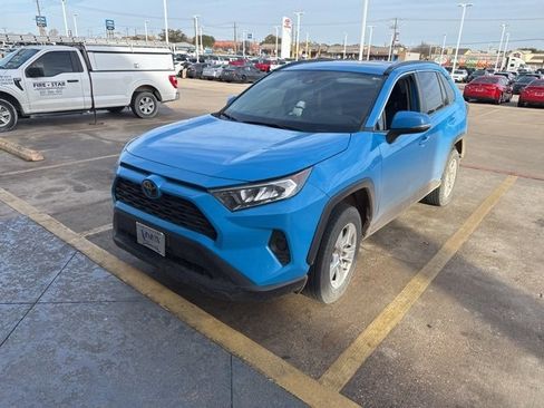 Used 2021 Toyota RAV4 XLE w/ Convenience Package image 3