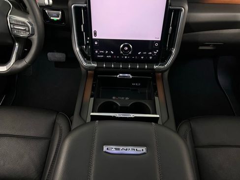 Used 2025 GMC Yukon Denali image 17