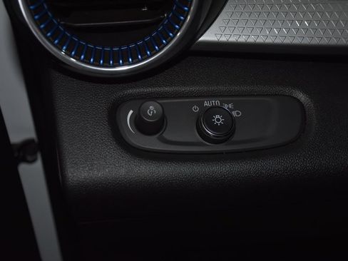 Used 2025 Chevrolet Trax LT FWD image 9