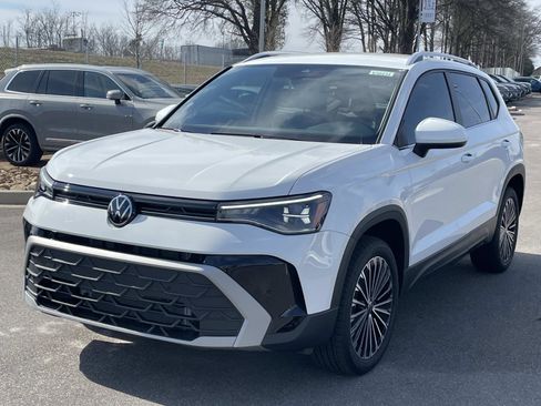 New 2026 Volkswagen Taos SE image 3
