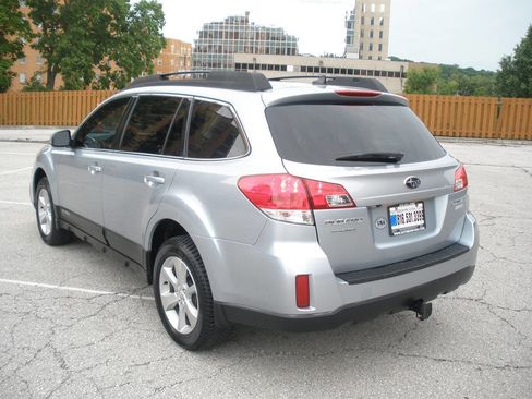 Used 2013 Subaru Outback 2.5i Limited AWD/4WD image 9