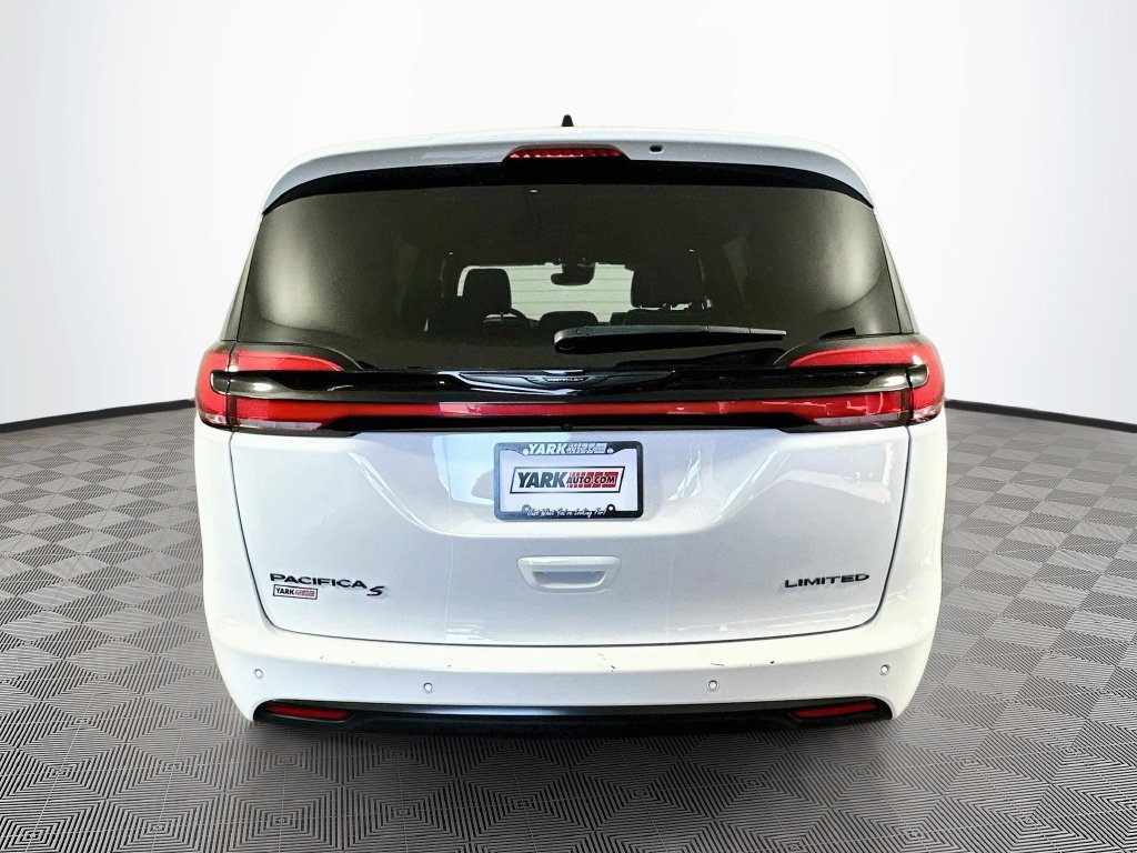 Certified 2025 Chrysler Pacifica Limited FWD image 9