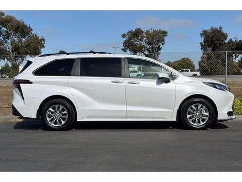 Used 2025 Toyota Sienna XLE FWD image 3