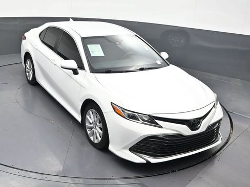 Used 2019 Toyota Camry LE FWD image 21