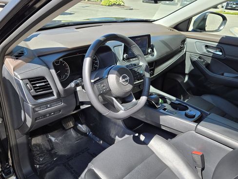 Used 2023 Nissan Rogue SV w/ SV Premium B Package image 5