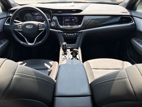 Certified 2025 Cadillac XT6 Premium Luxury FWD image 24