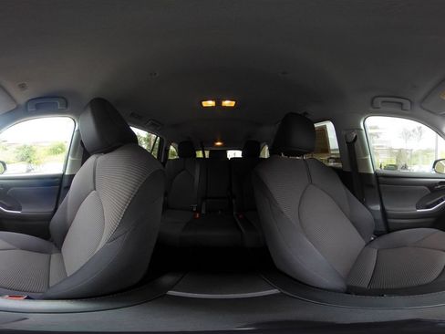 Used 2025 Toyota Highlander LE FWD image 41