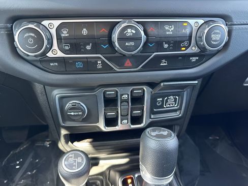 Used 2025 Jeep Wrangler Unlimited Sahara image 18