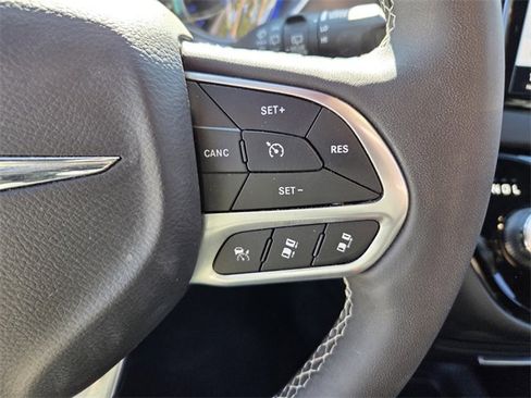 Certified 2025 Chrysler Pacifica Select image 23