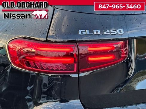 Used 2025 Mercedes-Benz GLB 250 4MATIC image 9