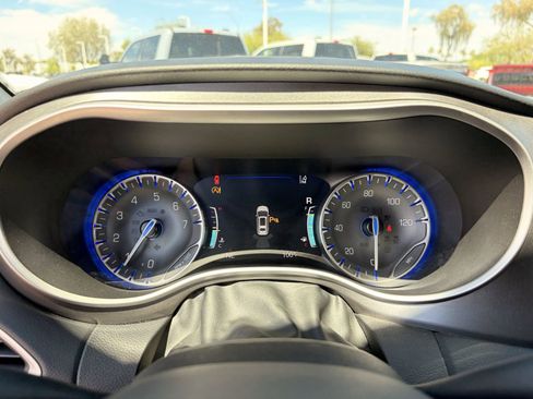 Used 2023 Chrysler Pacifica Touring-L FWD image 28