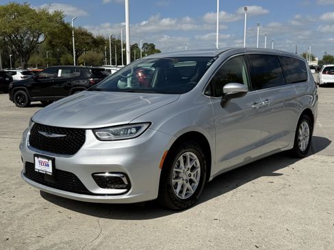 Used 2023 Chrysler Pacifica Touring-L image 9