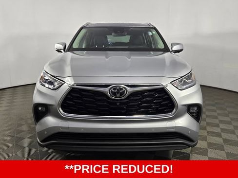 Used 2025 Toyota Highlander Limited FWD image 2