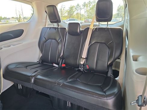 Certified 2024 Chrysler Pacifica Touring-L image 14