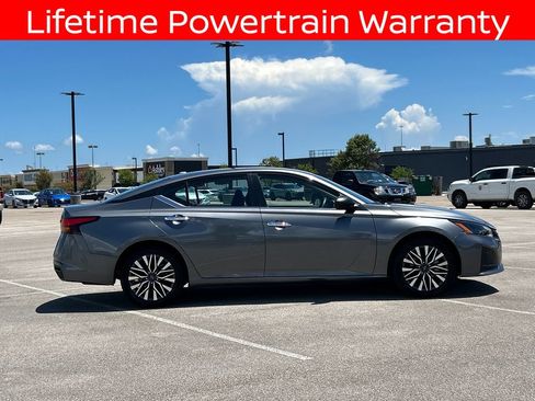 Used 2024 Nissan Altima 2.5 SV FWD image 8