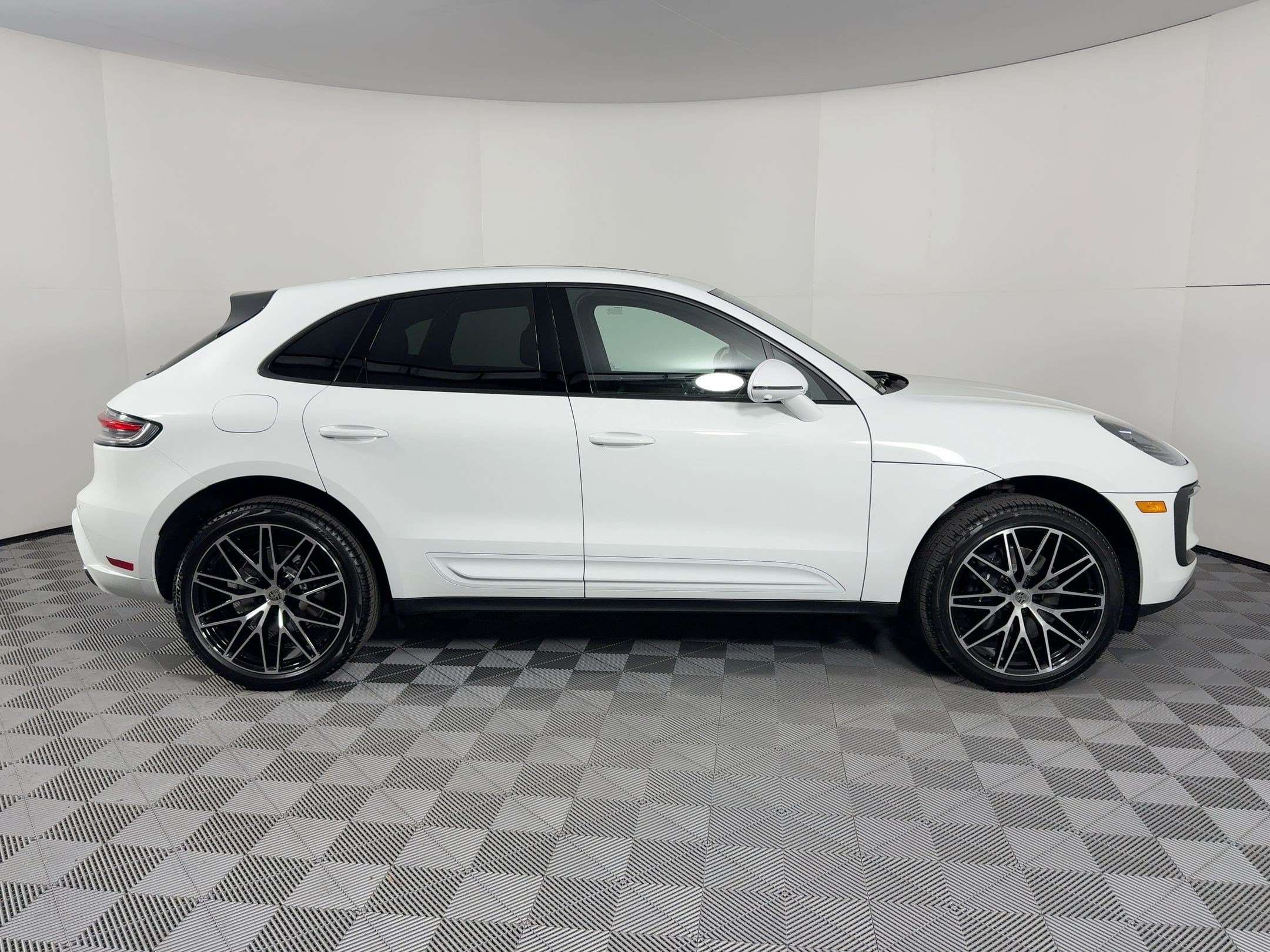 Certified 2026 Porsche Macan AWD/4WD image 8