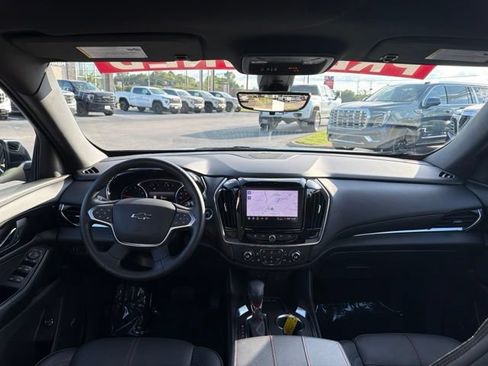 Used 2022 Chevrolet Traverse RS FWD image 10