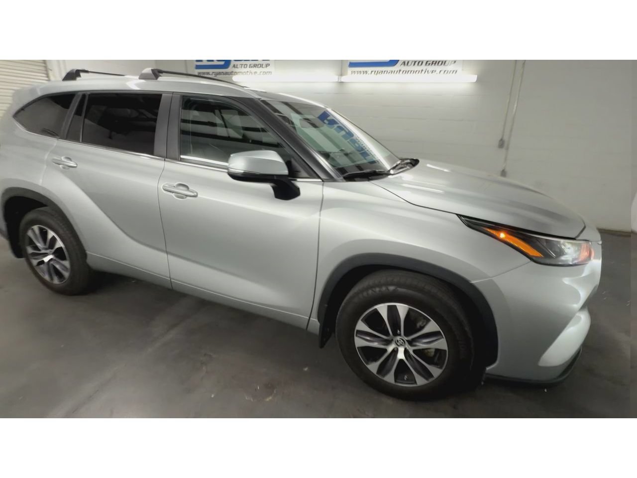 Used 2023 Toyota Highlander XLE FWD image 2