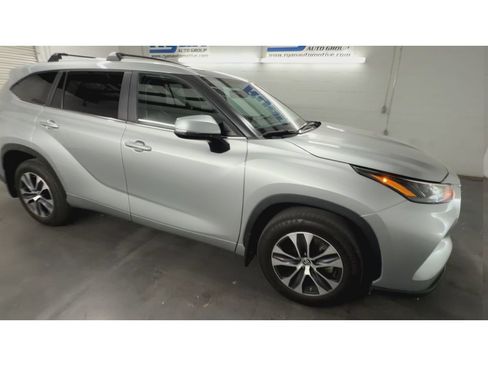 Used 2023 Toyota Highlander XLE FWD image 2
