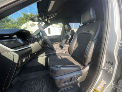 Used 2025 Jeep Grand Cherokee Altitude AWD/4WD image 17