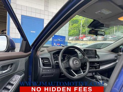 Used 2022 Nissan Rogue SV AWD/4WD image 2