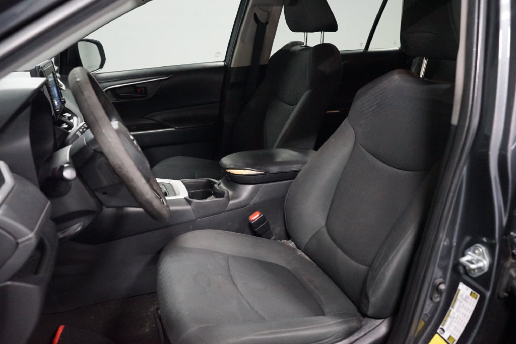 Used 2021 Toyota RAV4 LE FWD image 6