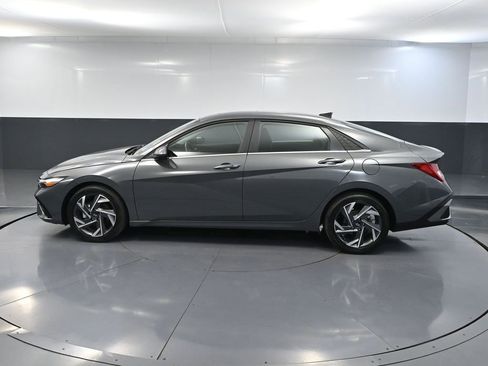 Used 2025 Hyundai Elantra SEL FWD image 9