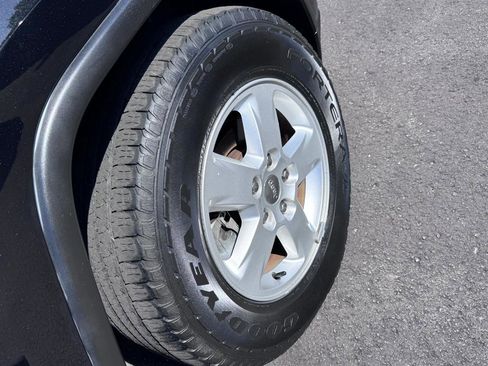 Used 2012 Jeep Grand Cherokee Laredo w/ Laredo E Group RWD image 21