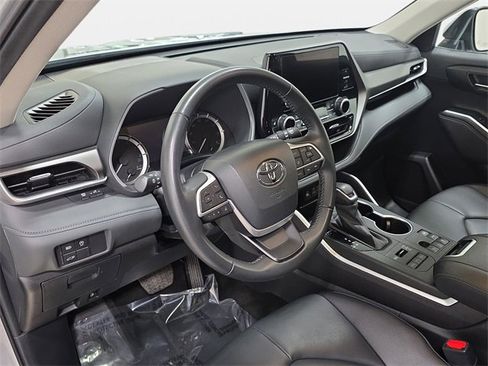 Certified 2024 Toyota Highlander XLE image 16