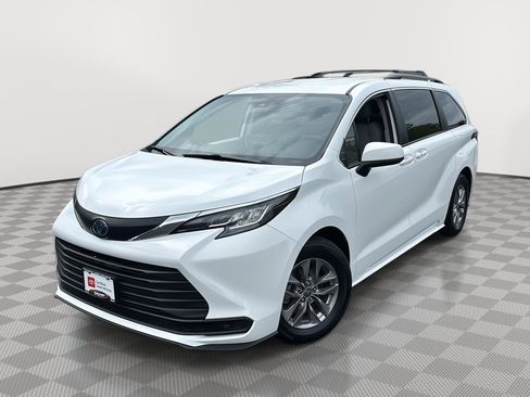 Used 2022 Toyota Sienna LE AWD/4WD image 1