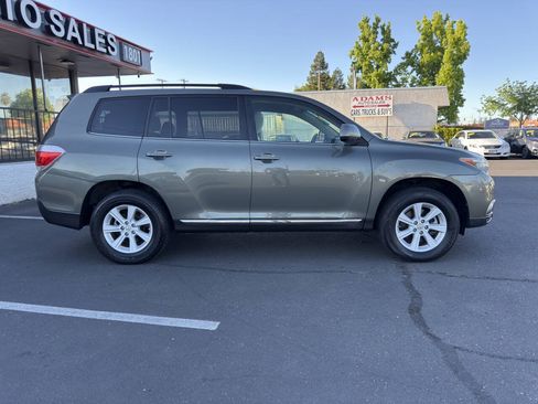 Used 2012 Toyota Highlander 4WD w/ Tech Pkg image 2
