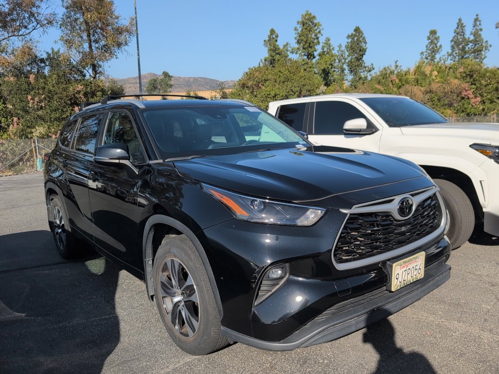 Used 2023 Toyota Highlander XLE FWD image 1