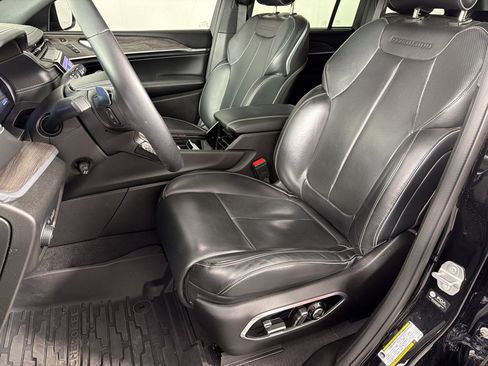 Used 2022 Jeep Grand Cherokee Overland w/ Luxury Tech Group IV AWD/4WD image 5