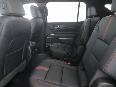 Used 2025 Chevrolet Traverse RS image 28