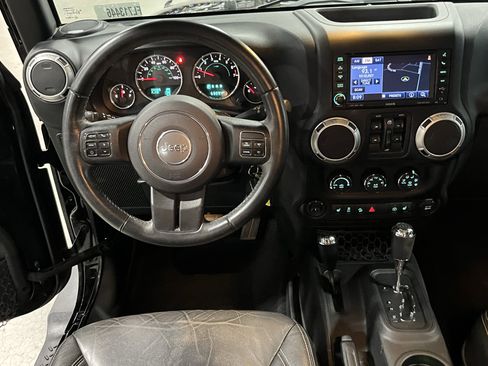 Used 2015 Jeep Wrangler Unlimited Rubicon w/ Connectivity Group image 13