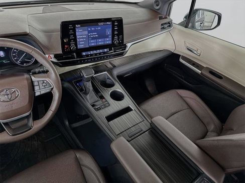 Certified 2024 Toyota Sienna Platinum image 28