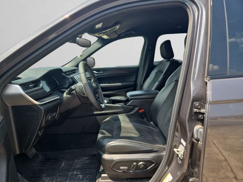 Used 2023 Jeep Grand Cherokee L Laredo RWD image 9