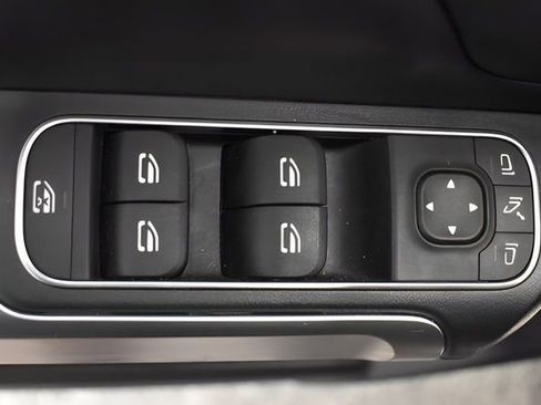 Used 2025 Mercedes-Benz GLB 250 4MATIC image 21