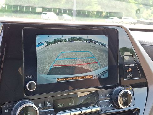 Used 2023 Toyota Highlander XLE AWD/4WD image 13