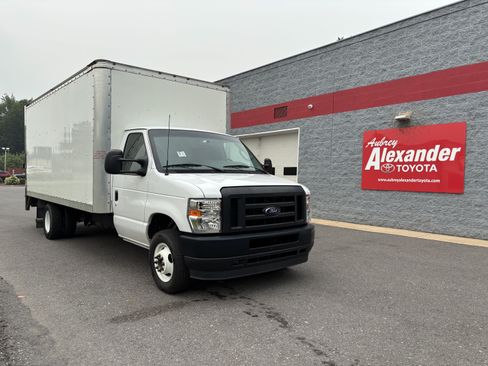 Used 2024 Ford E-350 and Econoline 350 Super Duty RWD image 1