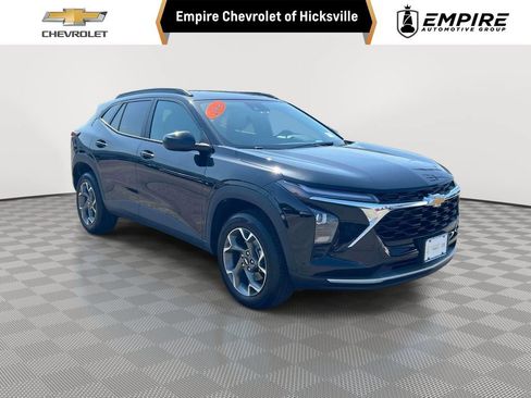Used 2024 Chevrolet Trax LT w/ Driver Confidence Package FWD image 1
