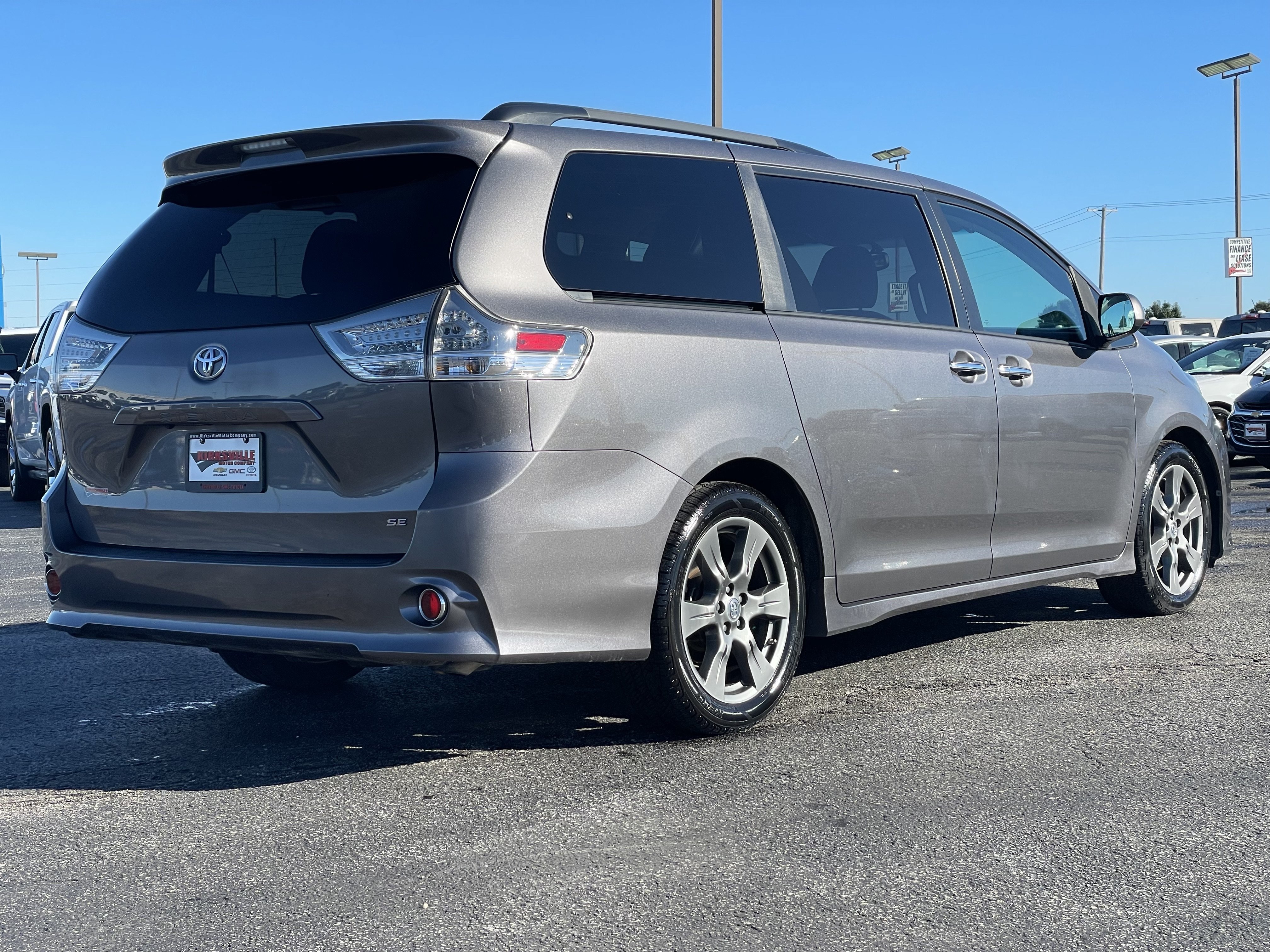 Used 2017 Toyota Sienna SE Premium FWD image 4