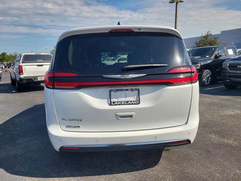 Used 2023 Chrysler Pacifica Touring-L FWD image 5