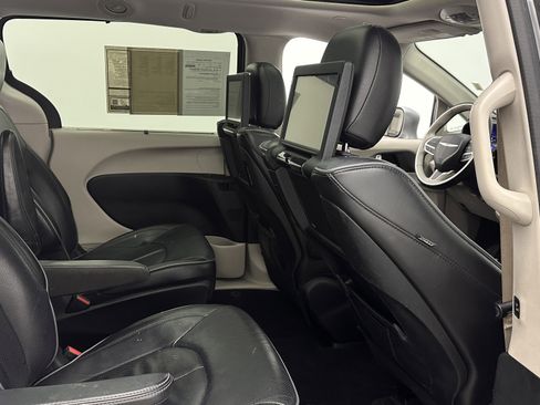 Used 2018 Chrysler Pacifica Limited w/ Advanced Safetytec Group FWD image 32