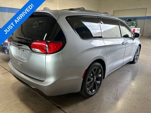 Used 2020 Chrysler Pacifica Touring-L Plus w/ S Appearance Package FWD image 3