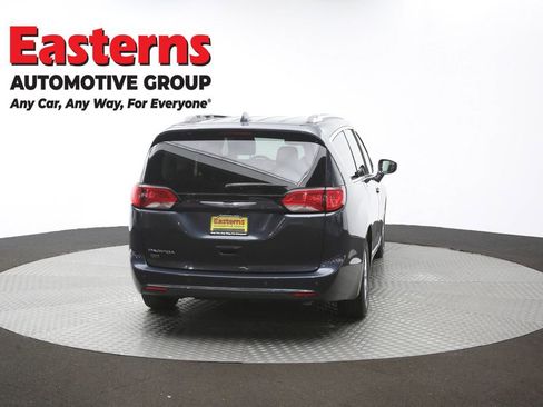 Used 2020 Chrysler Pacifica Touring-L FWD image 41