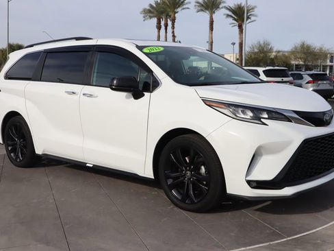 Used 2022 Toyota Sienna XSE image 3
