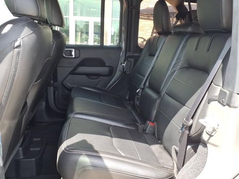 Used 2022 Jeep Wrangler Unlimited Sahara AWD/4WD image 17