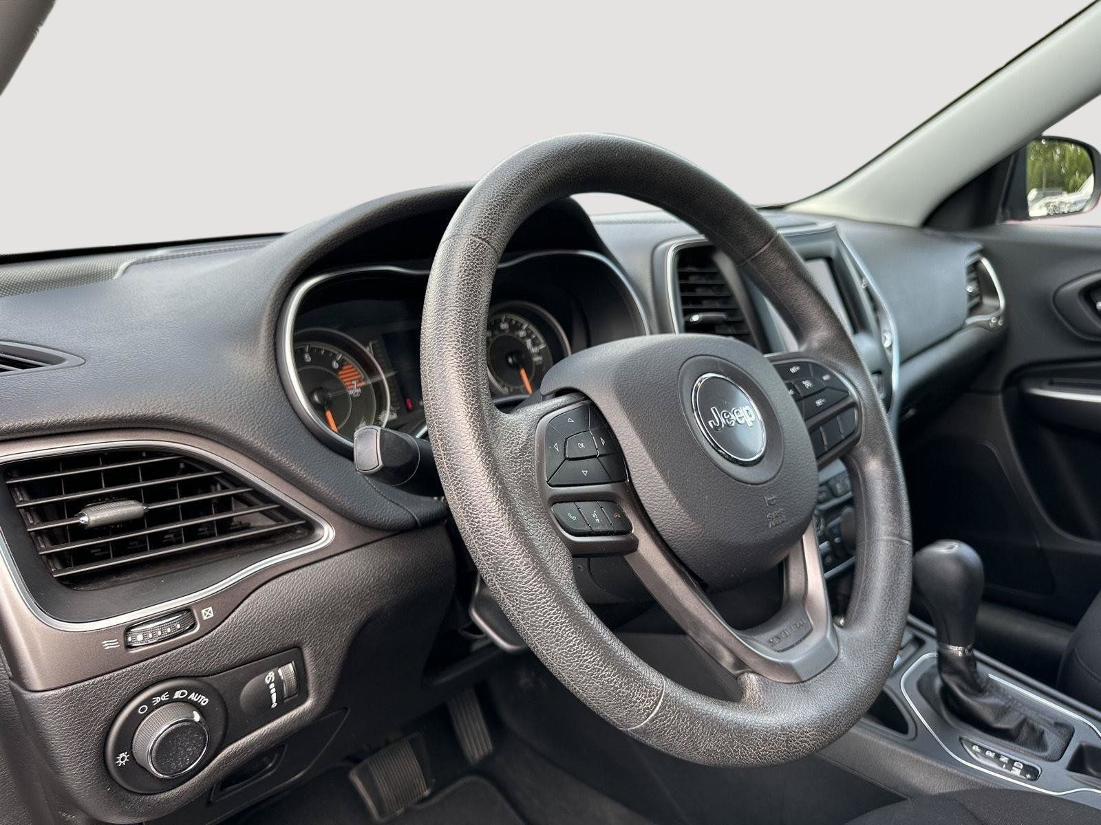 Used 2020 Jeep Cherokee Latitude FWD image 11